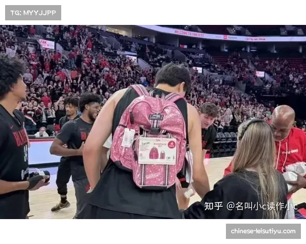 杨瀚森背粉色小书包亮相赛前照再成开拓者萌趣吉祥物